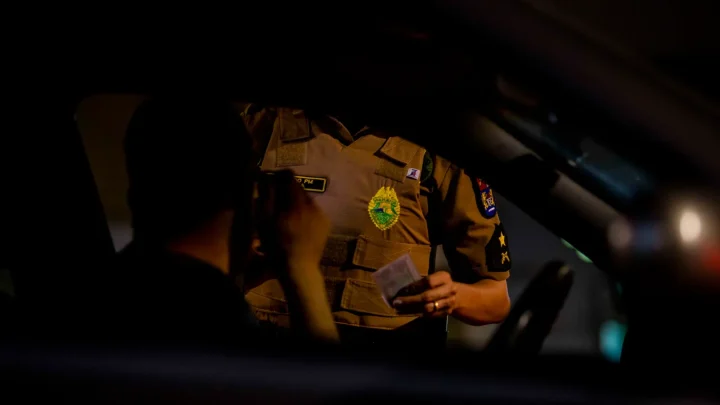 Poliisiauto valmiudessa virkatehtävällä