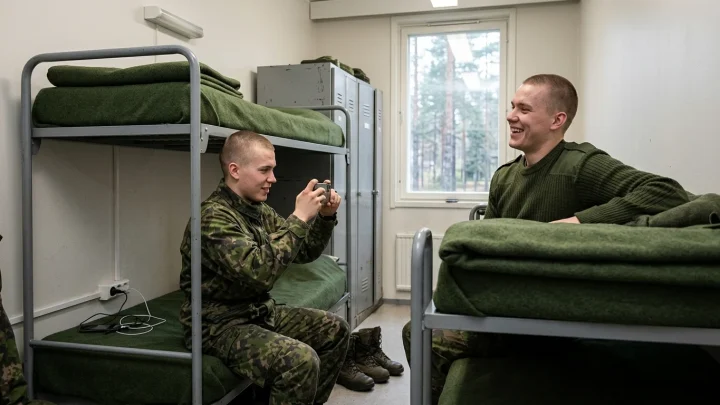 Suomalaisen varuskunnan tupa punkkineen ja kaappeineen