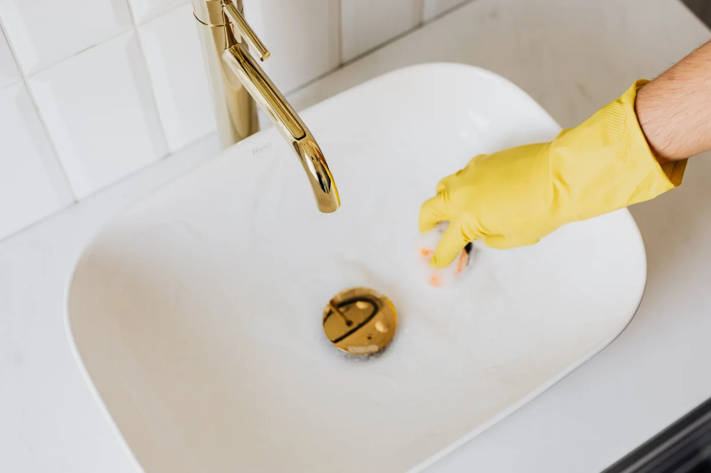 Mitä viemärissä tapahtuu, kun etikka ja sooda kohtaavat?