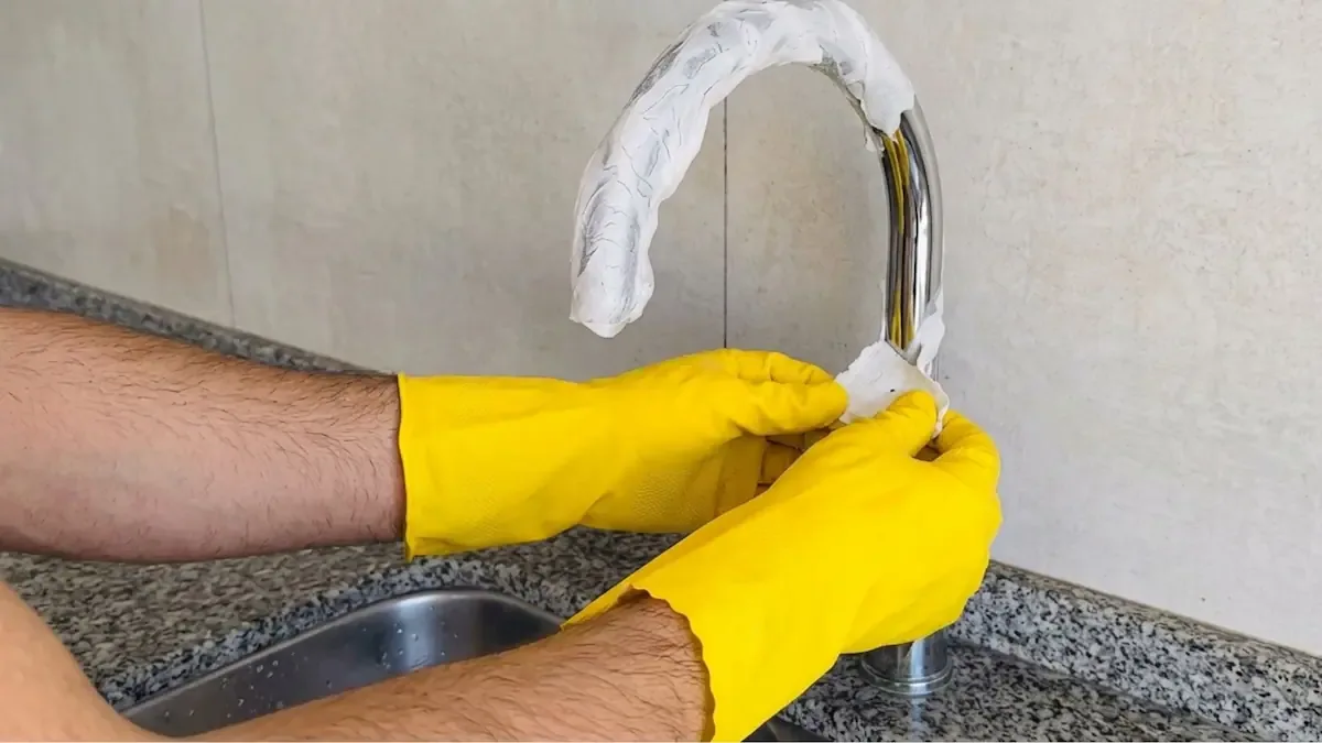 Un truco casero con vinagre blanco y papel de cocina permite ablandar los depósitos minerales de la grifería.